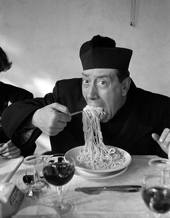 1952. Перерыв на обед на съемках  фильма  «Возвращение Дон Камилло». Актер Фернандель