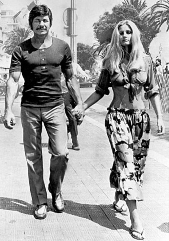Чарльз Бронсон прогуливается со своей женой Джилл  в Санта-Монике 1971