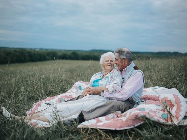 "И жили они долго и счастливо": трогательные фото пары, прожившей вместе 68 лет