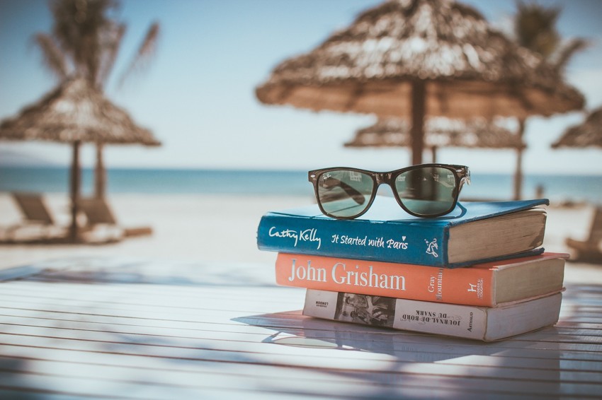 10 книг, которые вы просто обязаны взять с собой в отпуск