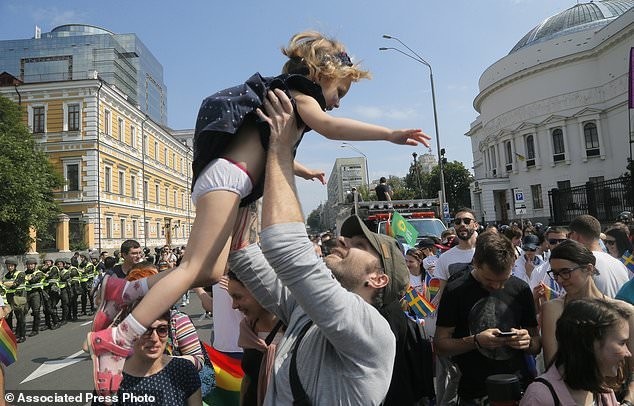 В столице Украины прошел многотысячный гей-парад