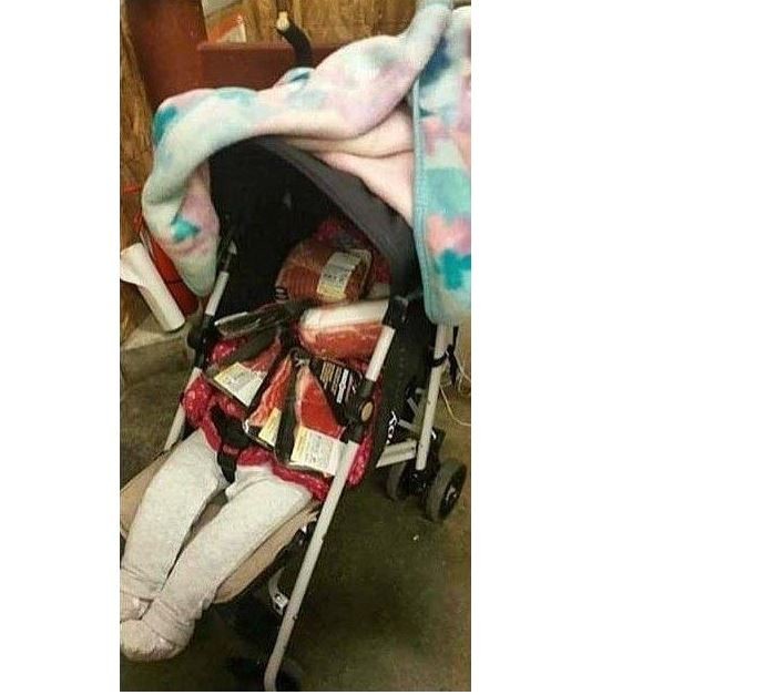 В коляске у подозрительной покупательницы мирно спал ребенок
