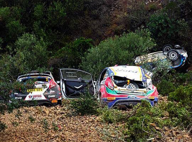 На Ралли Кипра три автомобиля слетели с одного обрыва