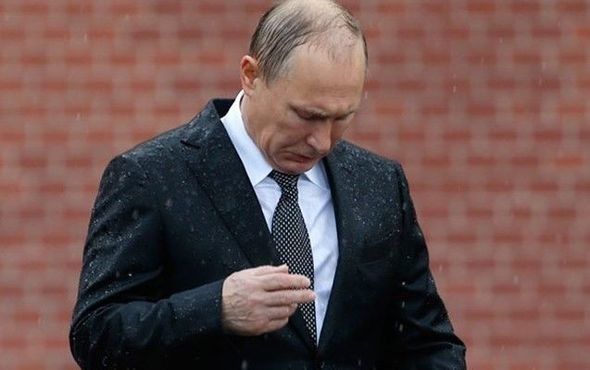 Путин возложил цветы к могиле солдата, несмотря на проливной дождь