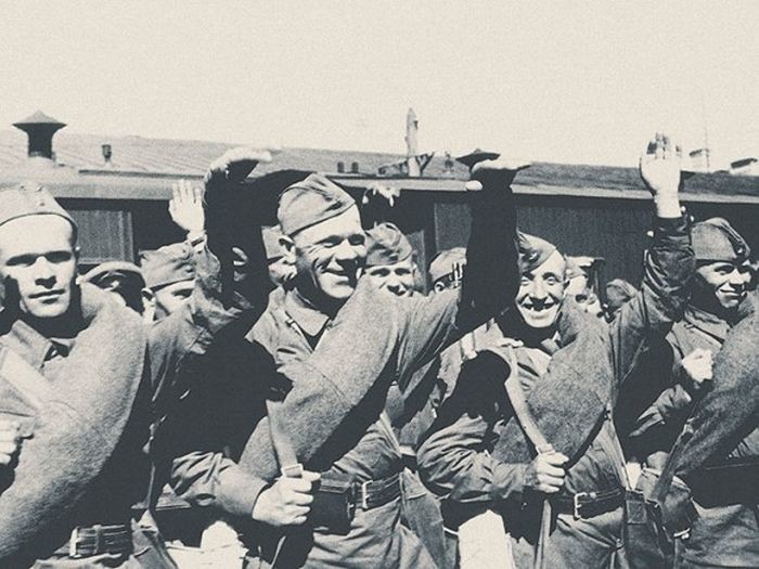 Военнослужащие Красной Армии отправляются на фронт, 27 июня 1941год.  