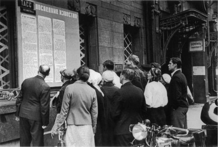 Жители Ленинграда читают витрину ЛенТАСС «Последние известия» (Социалистическая улица, дом 14 — типография «Правда»), июль 1941. 