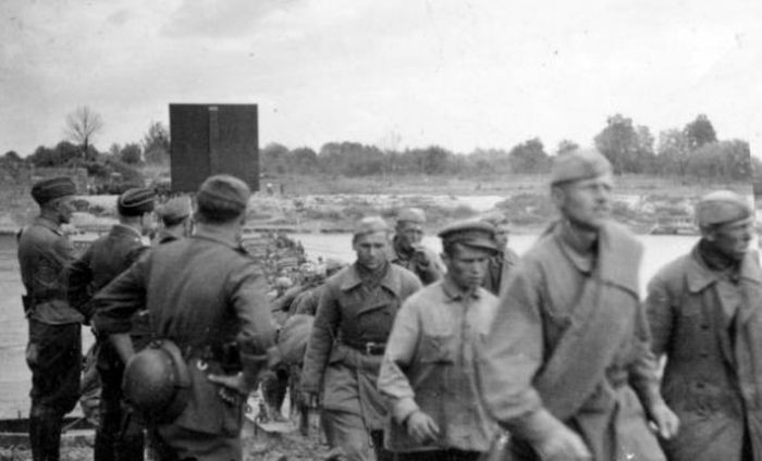 Первые военнопленные Красной Армии под наблюдением немецких солдат направляются на запад по мосту через реку Сан у города Ярослав, 22.06.1941. 