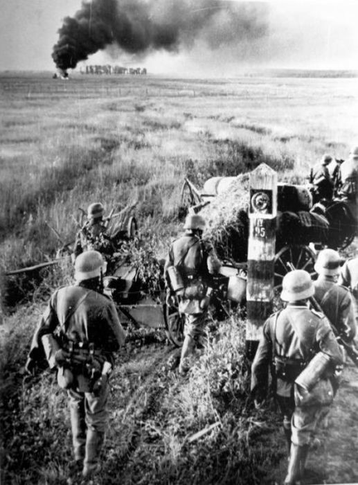 Солдаты Вермахта переходят государственную границу Советского Союза, 22.06.1941. 