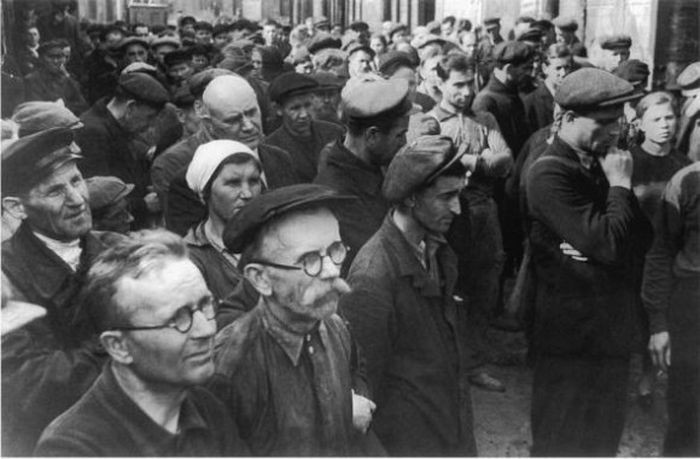 Рабочие ленинградского завода имени Кирова на митинге о начале войны, июнь 1941.