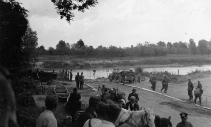 22 июня 1941 года, у моста через реку Сан в районе города Ярослав. 