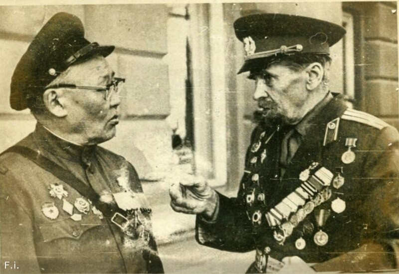 . На фото : Г.Д. Протодьяконов (слева) с однополчанином. Волгоград, 1973 г. 