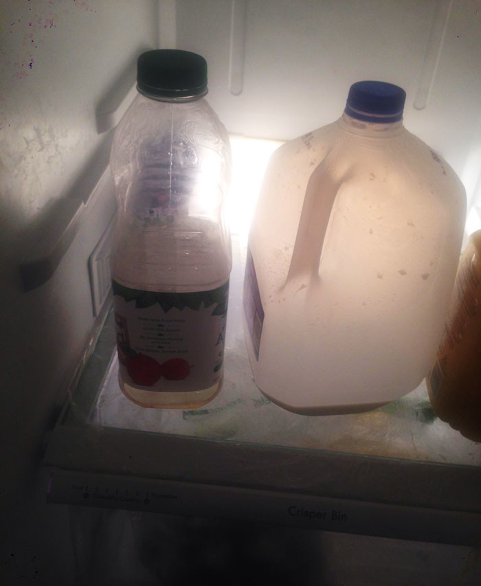 Когда в бутылке осталось три грамма продукта, в семье всегда найдется человек, который уберет ее в холодильник