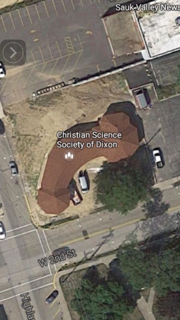 Это - здание Христианского научного общества Диксона, вид сверху. Какие-то озабоченные ребята, похоже 