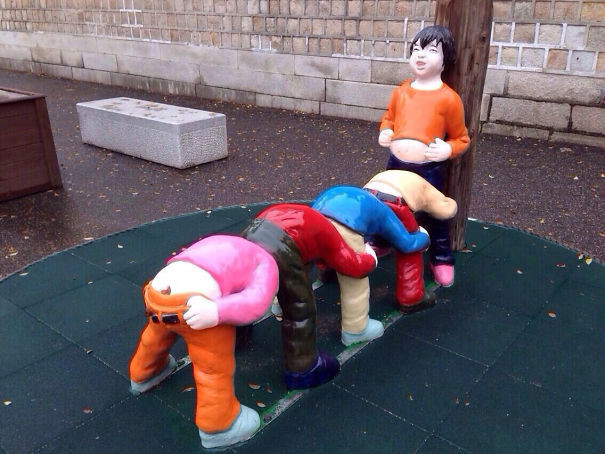 А это - детская площадка в Южной Корее. Наверное, непереводимый корейский фольклор