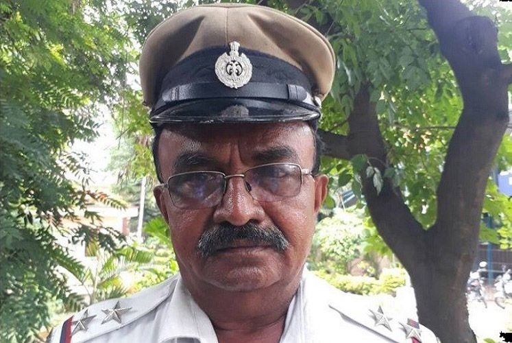 В Индии полицейский пропустил скорую вперёд президентского кортежа