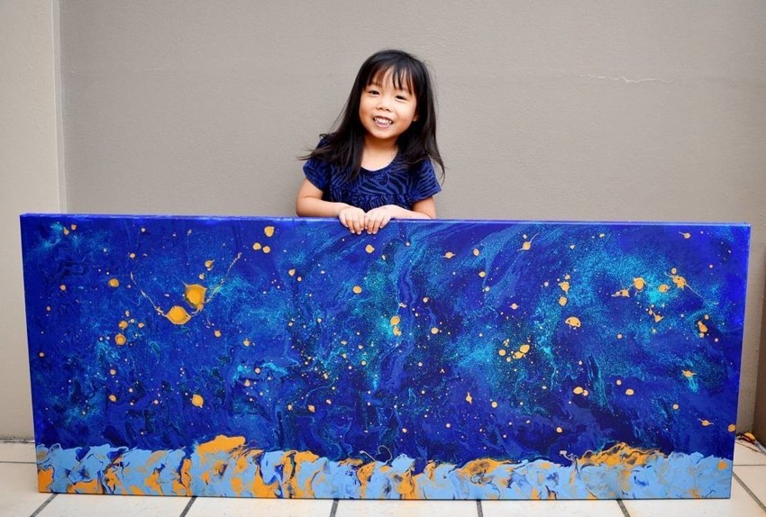 5-летняя художница помогает нуждающимся детям, продавая удивительные картины
