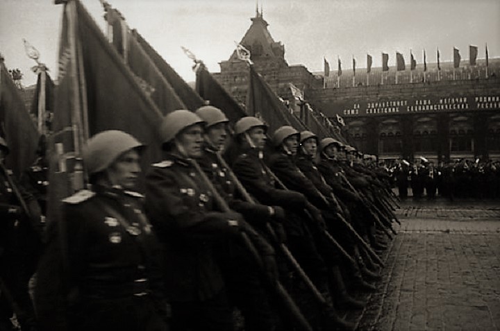 Знаменосцы полка одного из фронтов на Параде Победы.