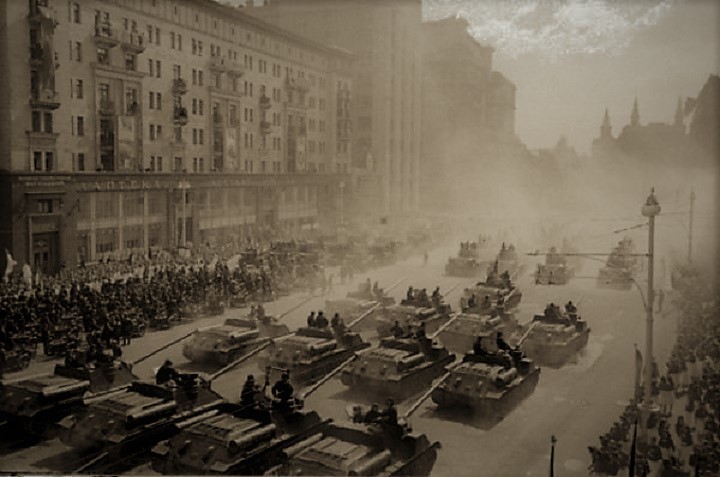 Самоходные артиллерийские установки движутся к Красной площади.