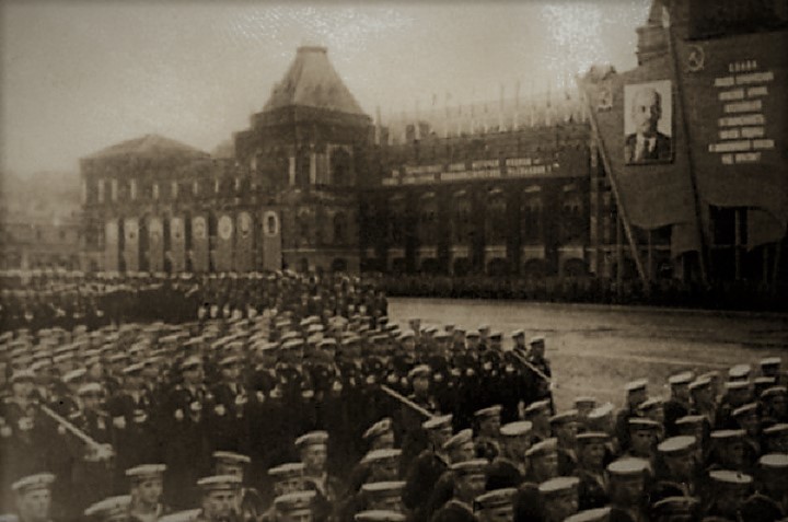 Церемониальный марш сводных полков фронтов на Красной площади.