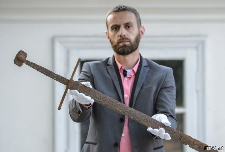 Польский рабочий нашел в болоте чудом сохранившийся 600-летний меч