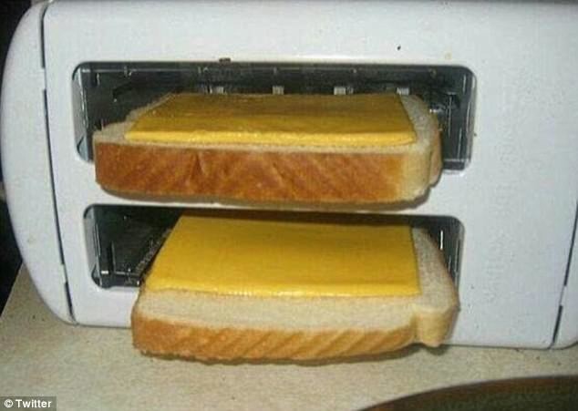 Чтобы сохранить сыр в идеальном виде, парень просто положил тостер на бок