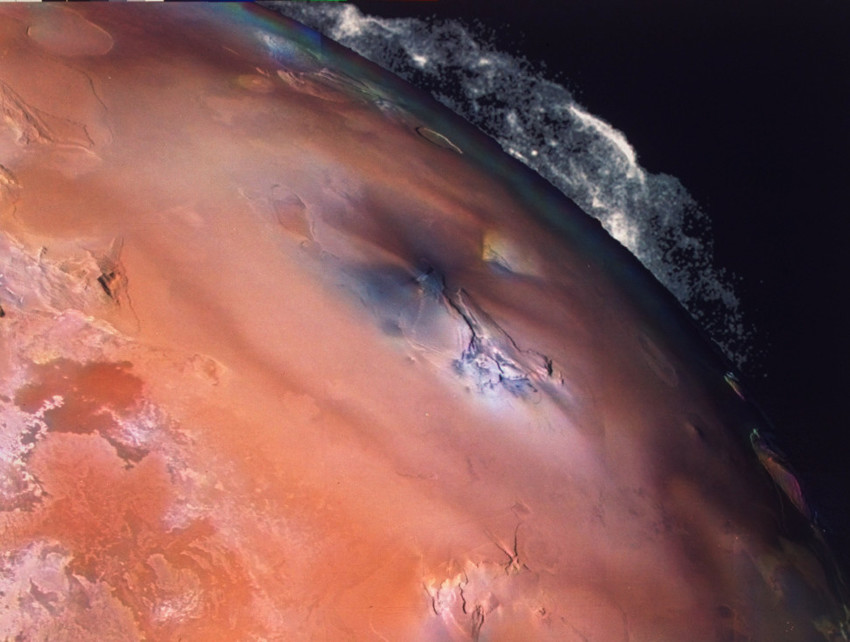 Извержение вулкана Пеле на Ио, снятое космическим аппаратом «Вояджер-2».