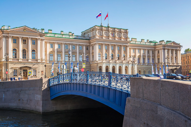 Как украсить "серый" Петербург?