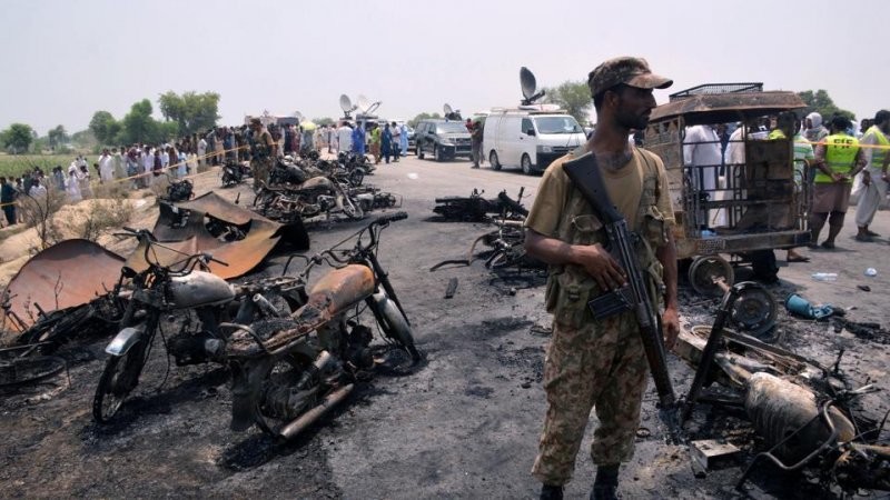 Массовая гибель людей при взрыве бензовоза в Пакистане