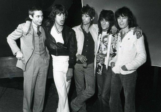 60-е годы ознаменовались расцветом знаменитых музыкантов "Beatles" и "Rolling Stones". Мужчины отрастили длинные волосы, не занимались спортом.