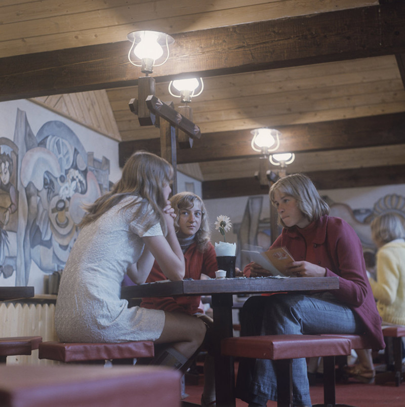 1. В молодежном кафе "Два петушка" в Клайпеде, 1974 год.