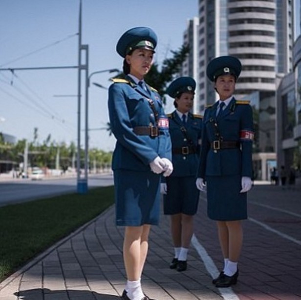 Красавицы-регулировщицы в Северной Корее выходят на пенсию в 26 лет