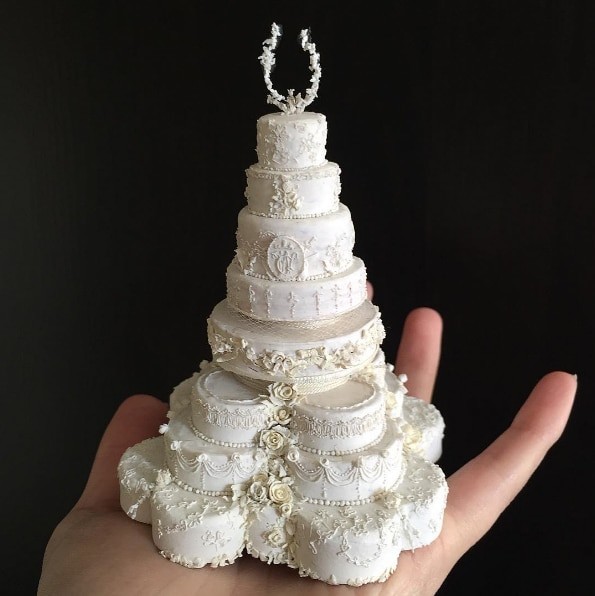 Свадебный торт с кружевами и множеством деталей 