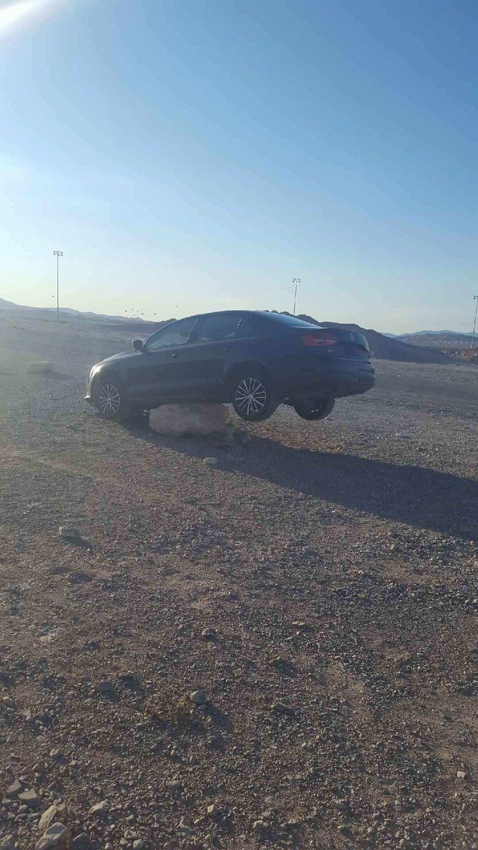 Автомобиль залетел на небольшой валун в окрестностях Лас-Вегаса