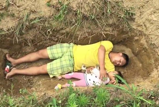 Душераздирающее видео: китаец помогает больной дочери привыкнуть к могиле
