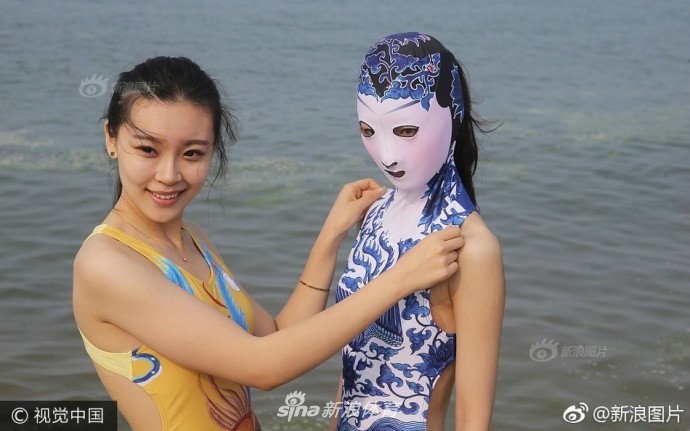 Вы же знали, что в Китае загорают в масках?