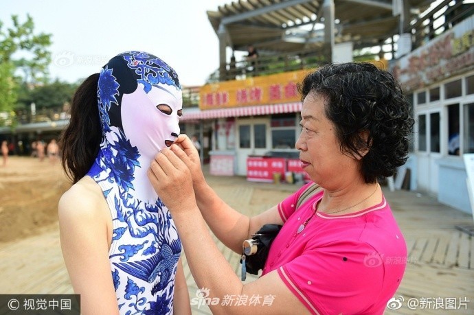 Вы же знали, что в Китае загорают в масках?