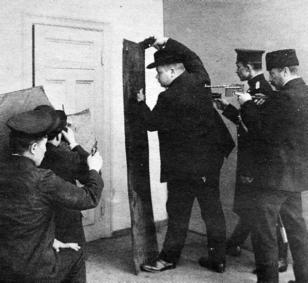 Так приходила полиция к латвийским анархистам в Российской Империи. Сравните с лондонской. Иллюстрация из рижской газеты начала века.