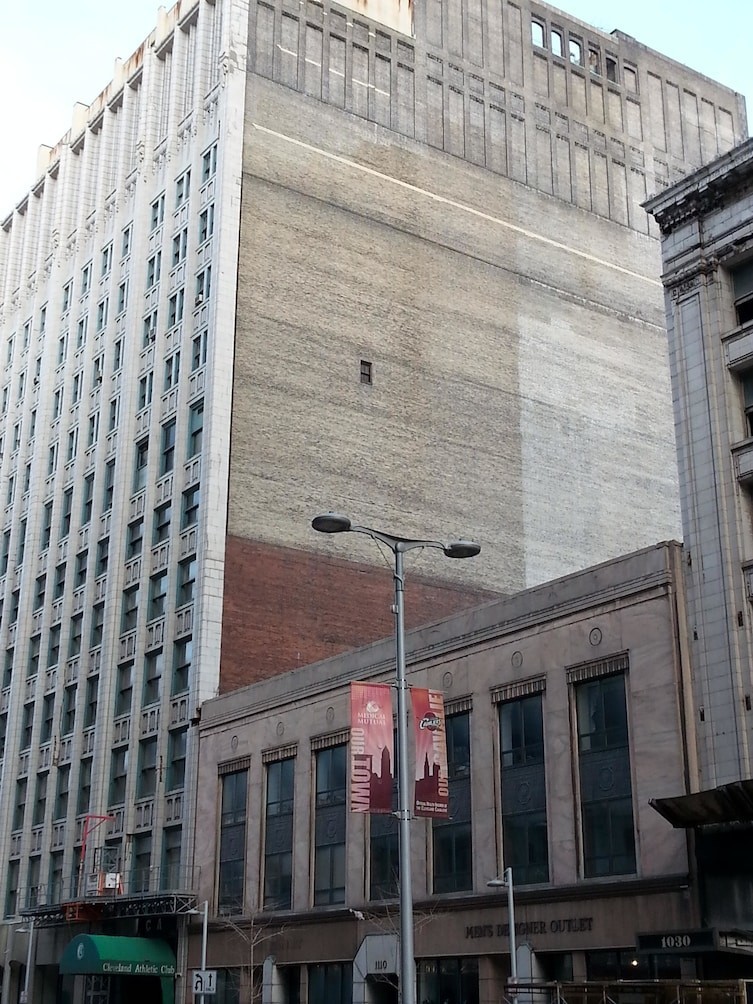 Торец здания со странным одиноким окном...