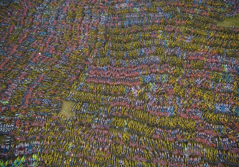Тысячи велосипедов, припаркованных на пустом поле в Ханчжоу