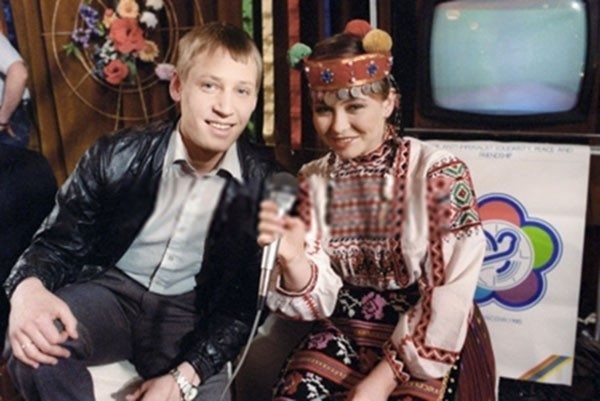 Ведущие телемоста Москва — София советский актер Дмитрий Харатьян и болгарская студентка Вилетта Георгиева. 9 марта 1985 года.