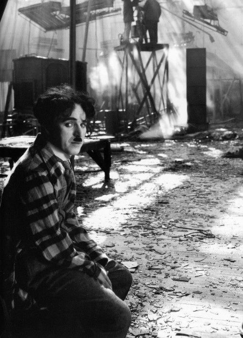 Чарли Чаплин грустит в сгоревшем съемочном павильоне фильма “Цирк“.