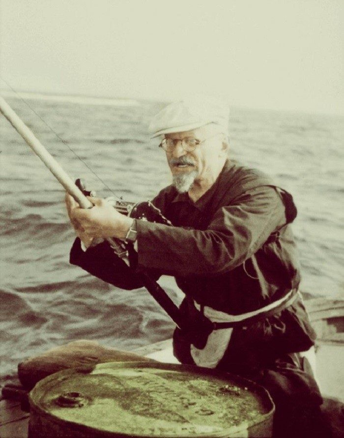Лев Троцкий на рыбалке. Мексика. 1940 год.