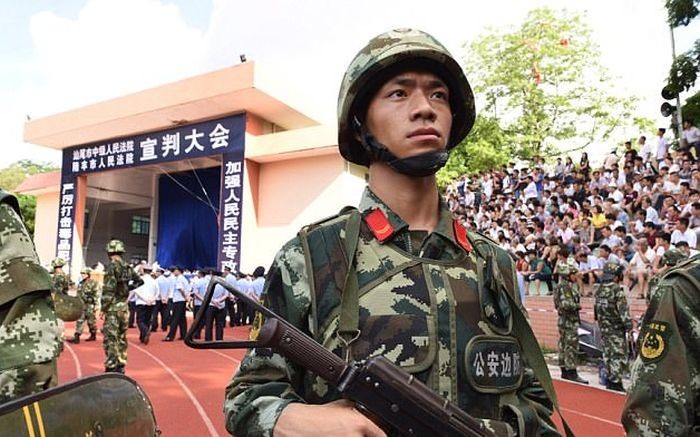 В Китае провели публичный суд над 18-ю наркоторговцами