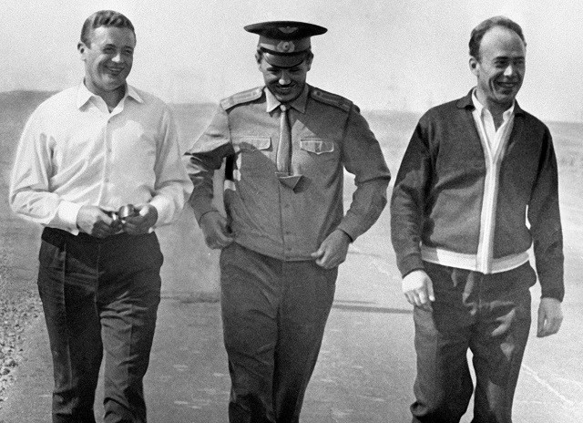 Советские космонавты (слева направо) Владислав Волков, Георгий Добровольский и Виктор Пацаев на космодроме Байконур. 