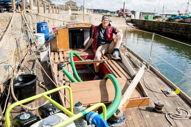 Шотландец 5 лет ремонтировал раритетную лодку, но она затонула при первой возможности