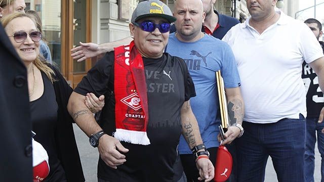 Марадона разгуливает по Москве в шарфе «Спартака»