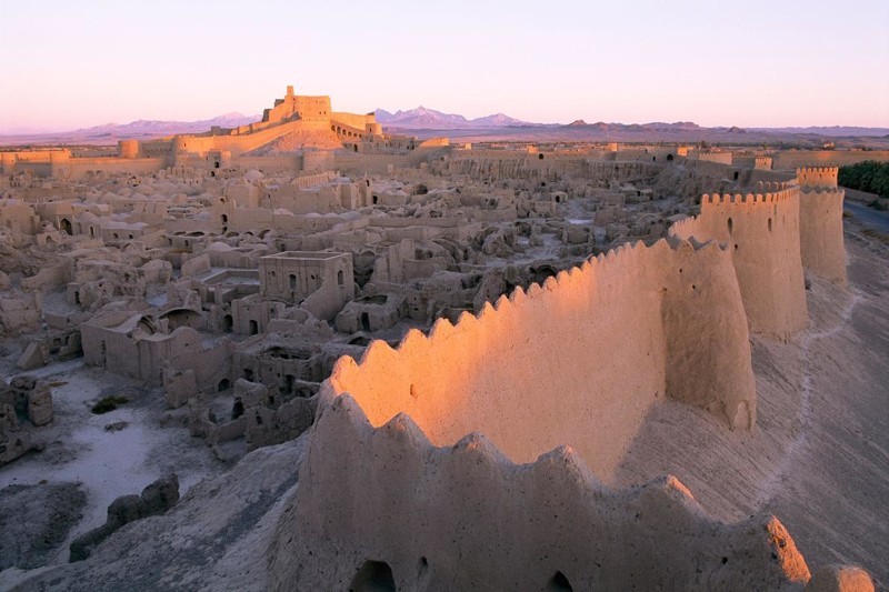 Эта древняя цитадель выглядит как гигантский замок из песка