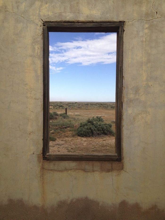 Это не картина на стене, а вид из выбитого окна покинутого дома в австралийской глубинке
