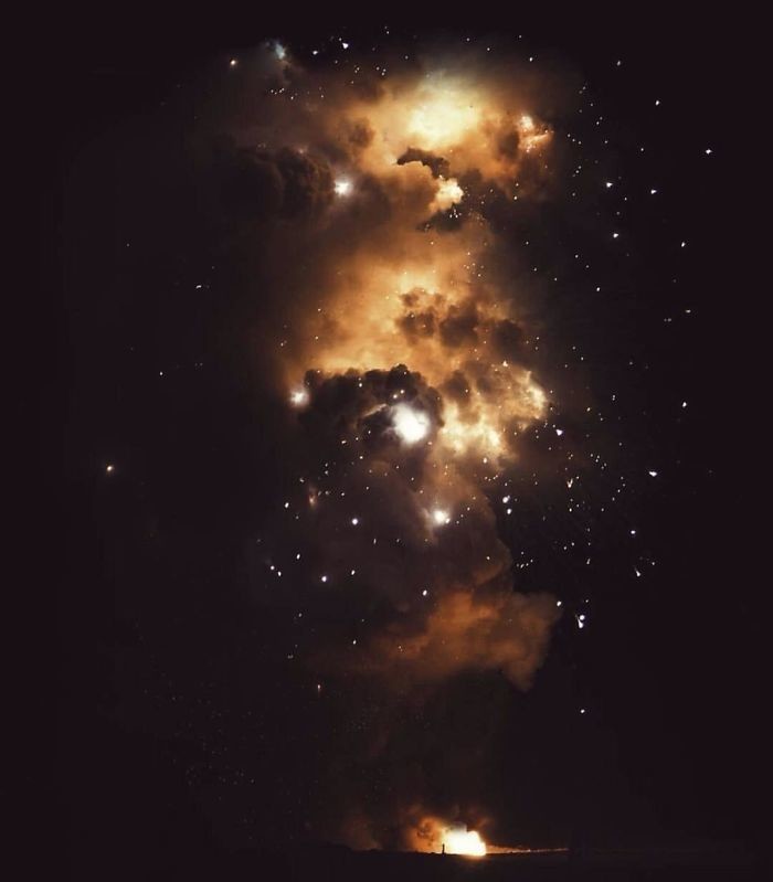 Озаренное фейерверками небо походит на космическую туманность