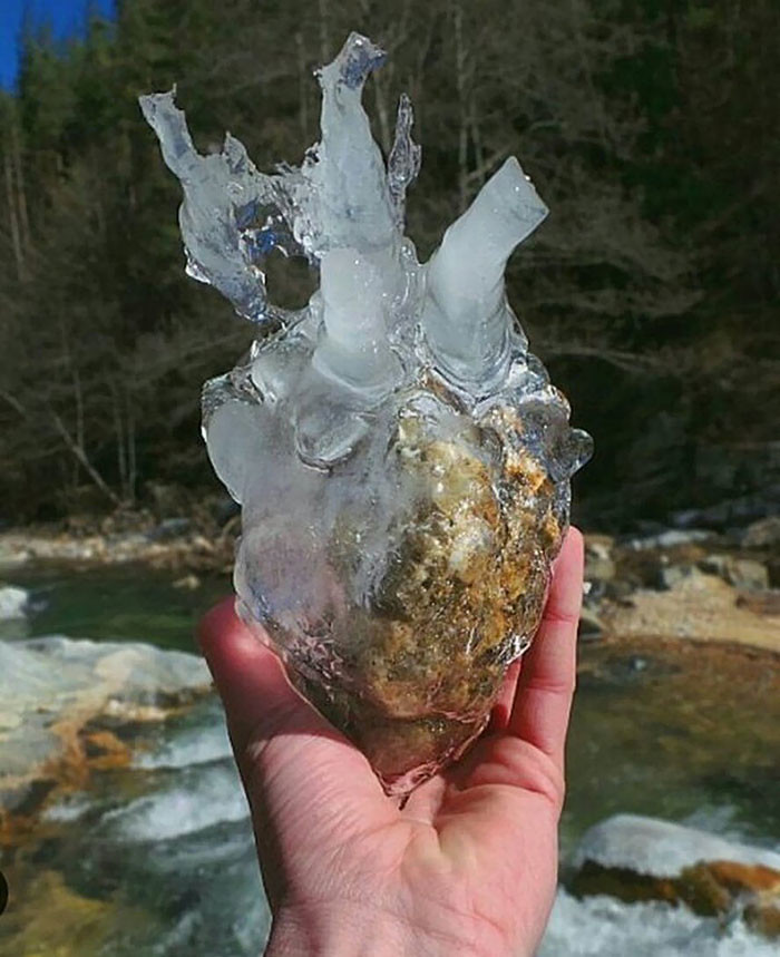 Кусок льда с вмерзшим в него камнем, похож нка ледяное сердце